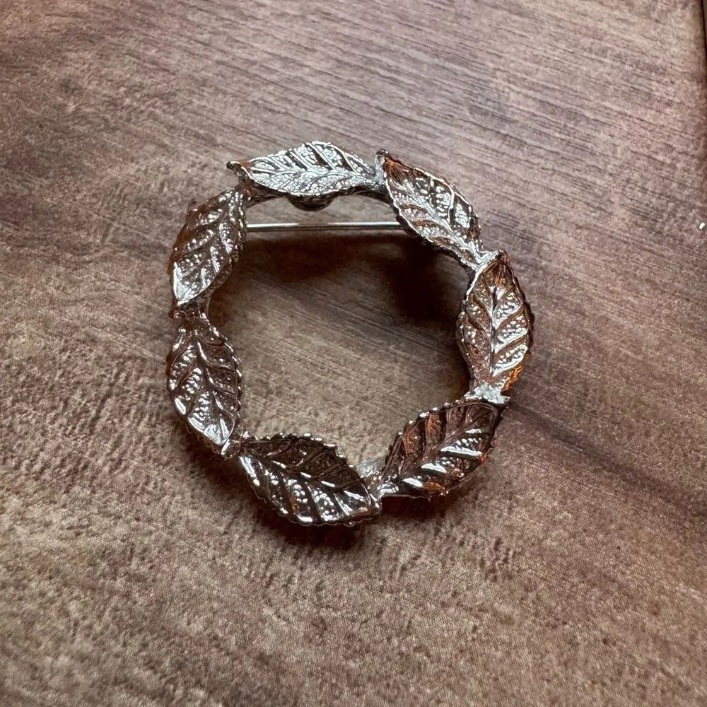Gerry’s Leaf Reef Brooch Pin Silver Tone Collectible Vintage Classic Neutral